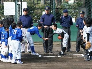 試合開始前に握手をしている写真