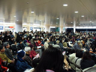 駅利用者など600人を魅了