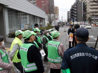 街頭活動の説明をしている写真