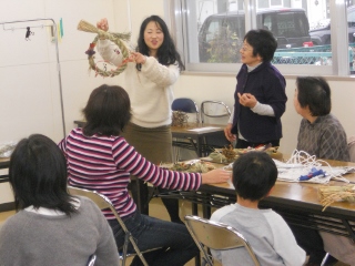 完成した作品を手に喜んでいる写真