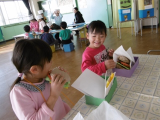 仲良くハンバーガーを食べている写真