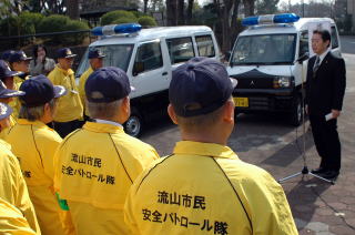 市民安全パトロール車の引渡し式