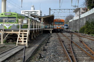 流山駅に停車する車両