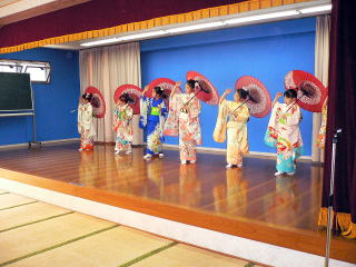 子どもたちが日本舞踊を披露