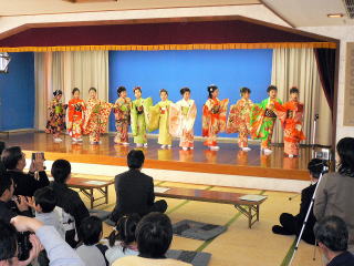 子どもたちが日本舞踊を披露