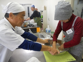 そば打ちの細かい指導を聞く写真