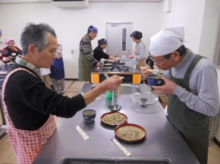 作ったそばを食べている写真