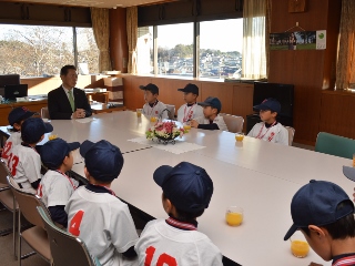 市長と話す子どもたちの写真