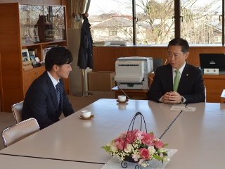 市長と話す船越選手の写真