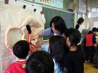 出産などをテーマに命の大切さを学ぶ
