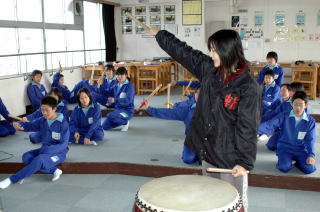 中学生がバチさばきを学ぶ