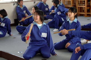 中学生がバチさばきを学ぶ