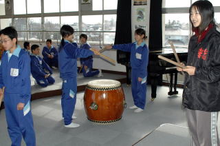 中学生がバチさばきを学ぶ