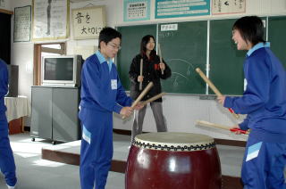 中学生がバチさばきを学ぶ