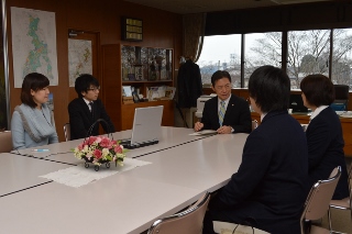 市長に結果報告をしている写真