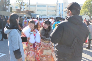 日本テレビの情報エンタテイメント番組・ジップに取材を受ける新成人の女性の写真