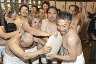 裸の男衆が餅を奪い合う奇祭の写真