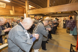 厳粛に神事が執り行われる様子の写真