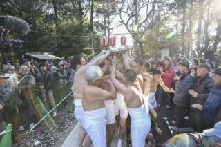 観客の前ではげしく餅を取り合う男衆の写真