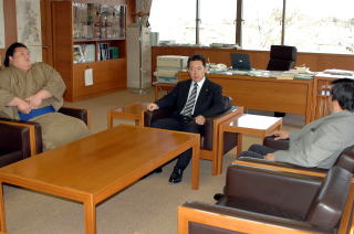 市内出身大相撲力士舛光理さんが市役所を訪問