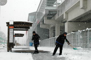 流山セントラルパーク駅前で雪かき
