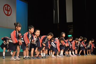 ソーラン節を踊る園児の写真