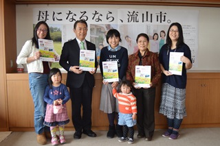 NPO法人パートナーシップながれやまと流山子育てプロジェクトの方と井崎市長の集合写真