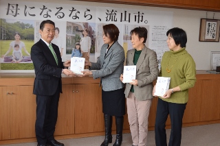 図書を寄贈している写真
