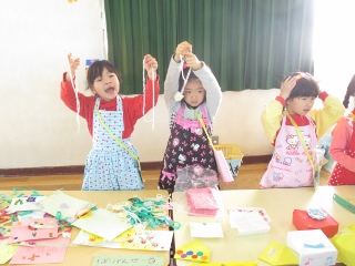 店員役の子どもが呼び込みをしている写真