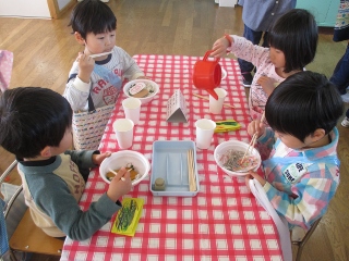 買った商品をテーブルに並べている写真