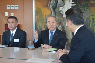 井崎市長と歓談する様子の写真