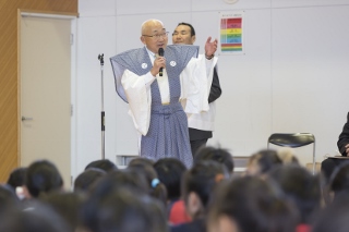 説明を行う宇佐見憲雄会長の写真