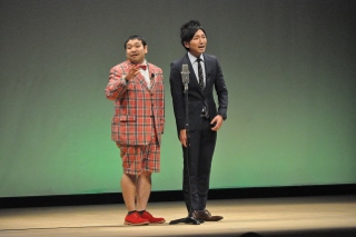 コンパスが漫才をしている写真