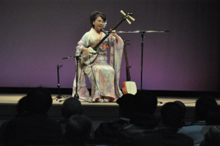 虹友美さんが浪曲を披露している写真