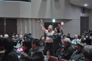 パーラー吉松さんが会場を盛り上げている写真