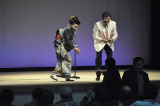 新山ひでや・やすこが夫婦漫才を展開する写真