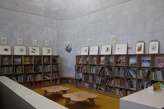 こども図書館内に飾られている原画の写真