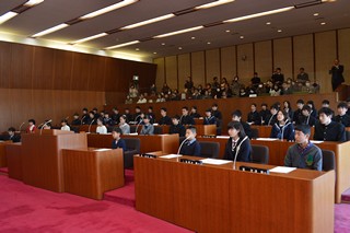 議場に集まった児童や生徒たちの写真