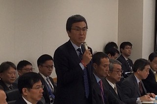 石原大臣が話をしている写真