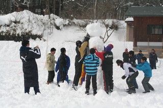 雪だるまを高く積み上げている写真