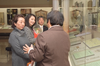 学芸員の説明を受けながら常設展をご覧になる須賀さんと幸代さんの写真