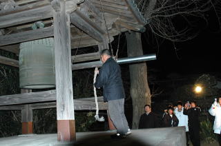 除夜の鐘をついて年越し