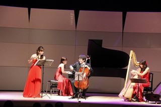 カルテットが演奏している写真