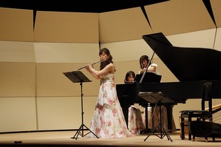 フルートがソロ演奏をしている写真