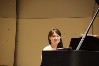 ピアニストが演奏している写真