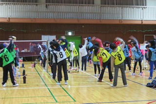 子どもたちが準備運動をしている写真