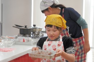 出来上がったお菓子を運んでいる写真