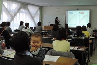 真剣に講師の話を聴いている写真