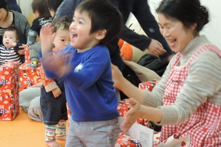 保育ボランティアが子どもと遊んでいる写真