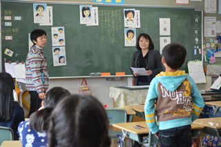 ものがたりの登場人物の気持ちを考えている写真